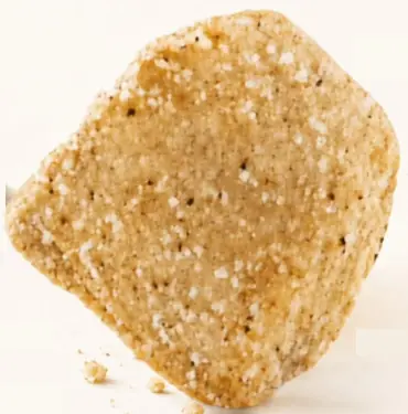 Close de uma bolachinha amanteigada coberta de açúcar cristal e canela