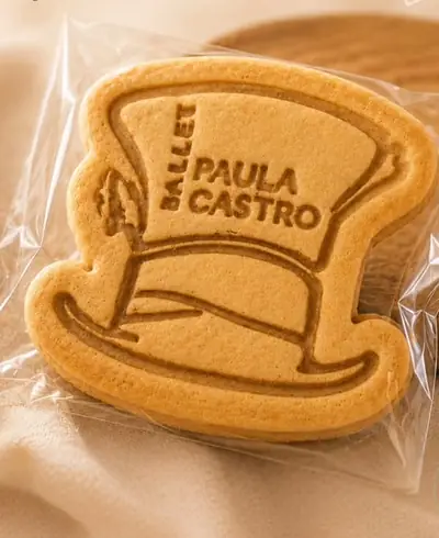 Bolachinha personalizada em formato de cartola com o nome Ballet Paula Castro gravado, embalada individualmente
