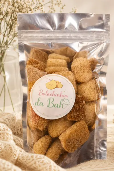Pacotinho metalizado de bolachinhas com a etiqueta da marca